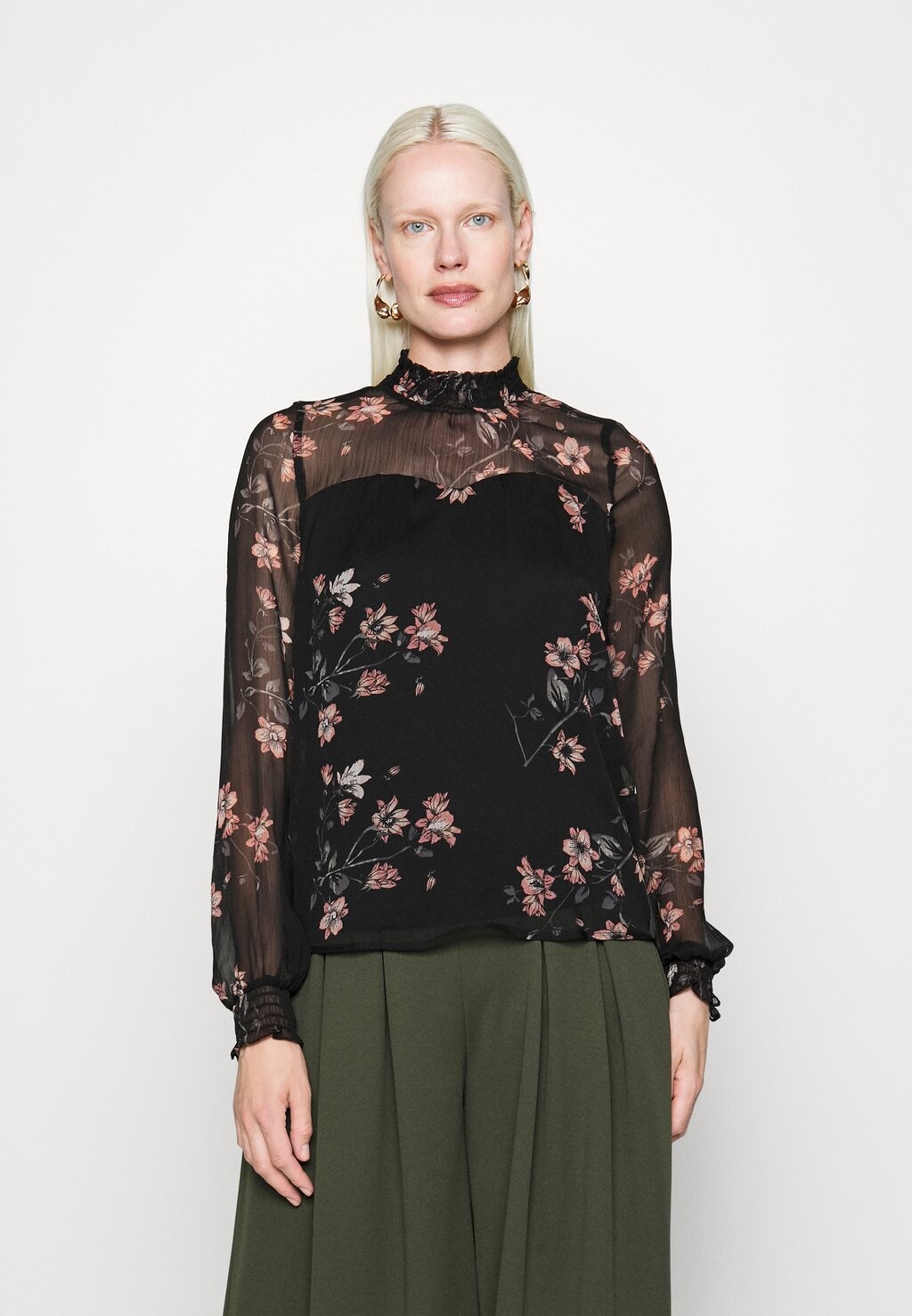 

Блузка Vero Moda ТОП ВММАРЯ С ВЫСОКИМ ВЫРЕЗОМ, черный