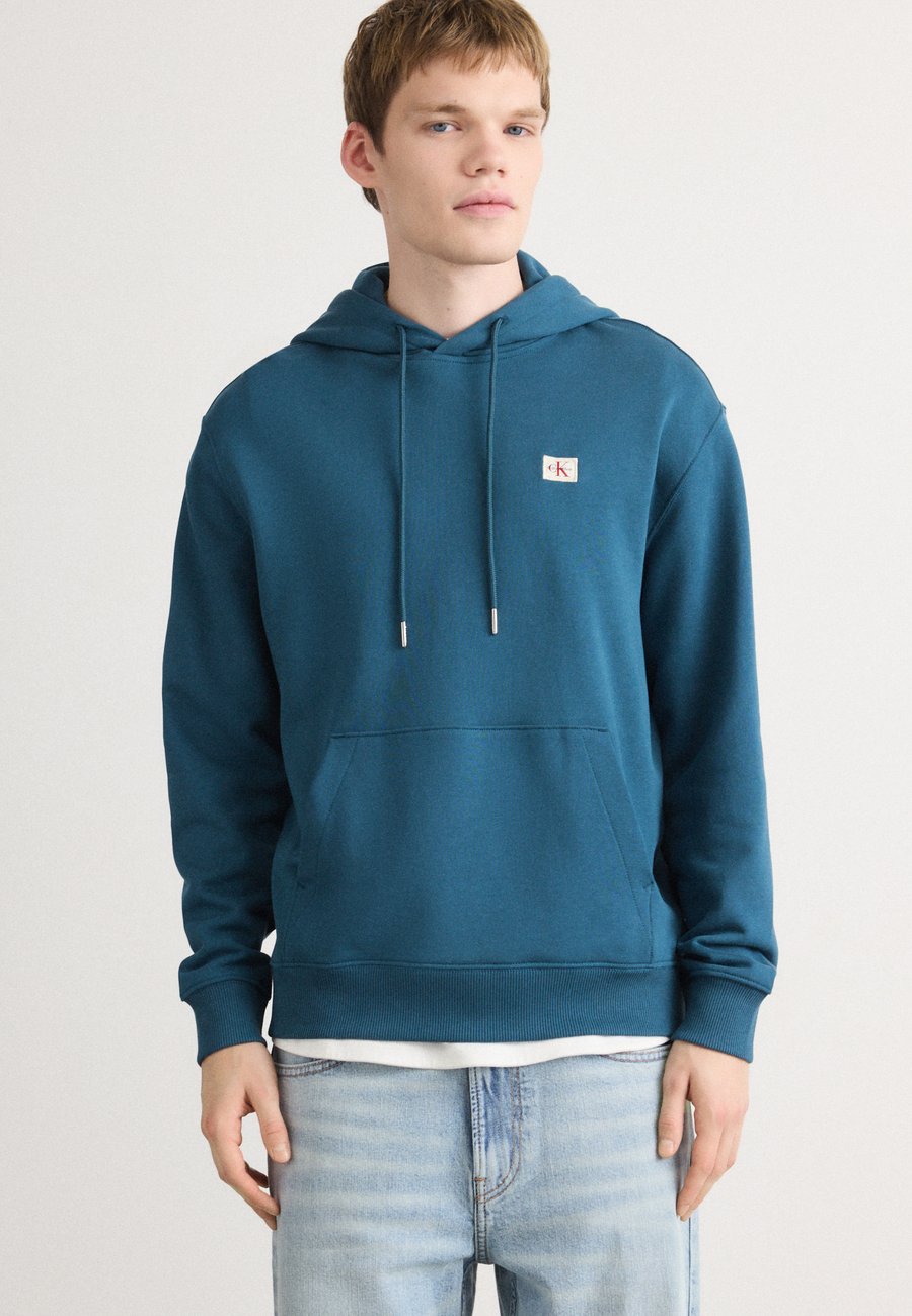 

Худи Calvin Klein Jeans BADGE HOODIE, Navy Teal/Teal, Синий, Худи Calvin Klein Jeans BADGE HOODIE, Navy Teal/Teal