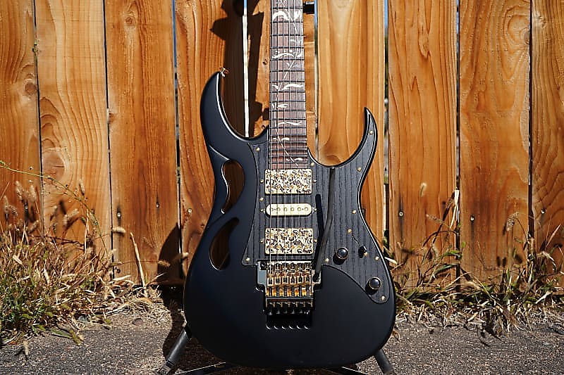 

Электрогитара Ibanez Steve Vai PIA3761 - Onyx Black 6-String Electric Guitar w/ Hardshell Case