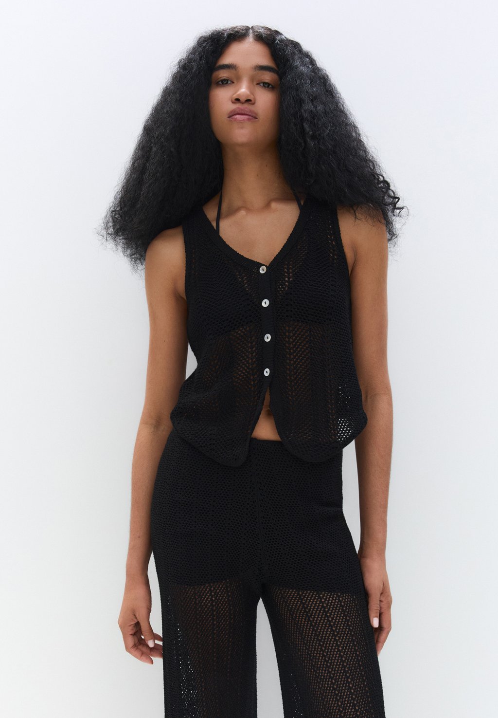 

Жилет OPENWORK WITH BUTTONS PULL&BEAR, черный