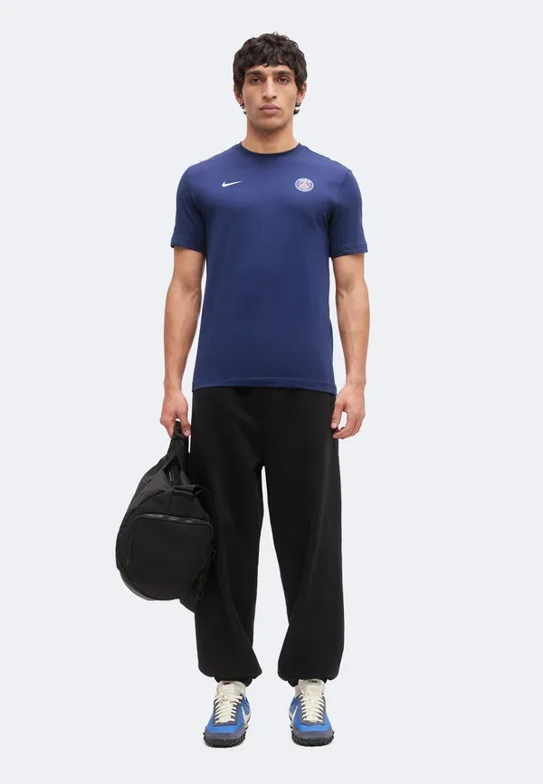 Футболка Nike Performance Paris Saint Germain Crest Essential Tee Club Wear, темно-синяя — фото 2