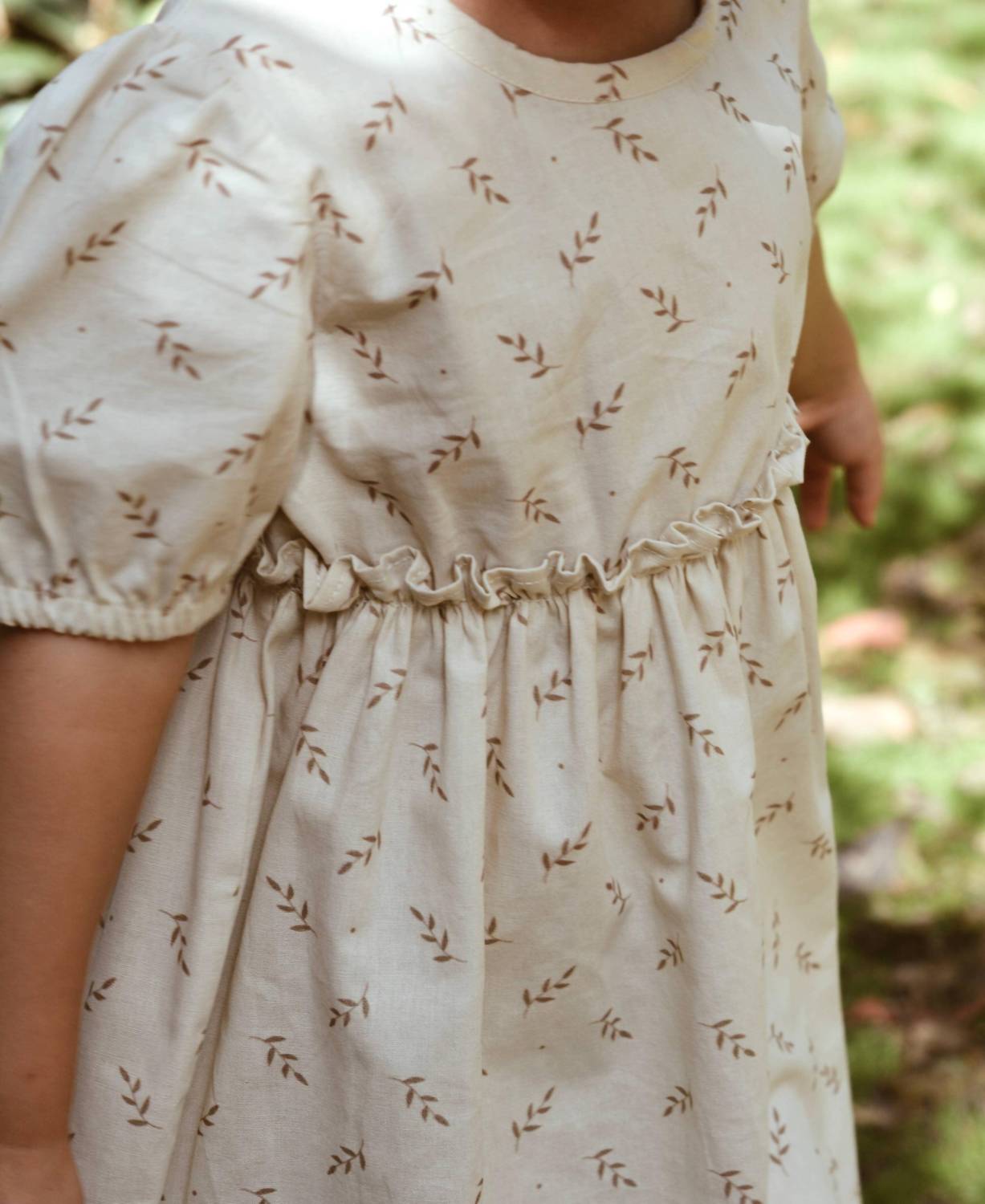 

Летнее платье для девочки в бежевом цвете Eli & Nev