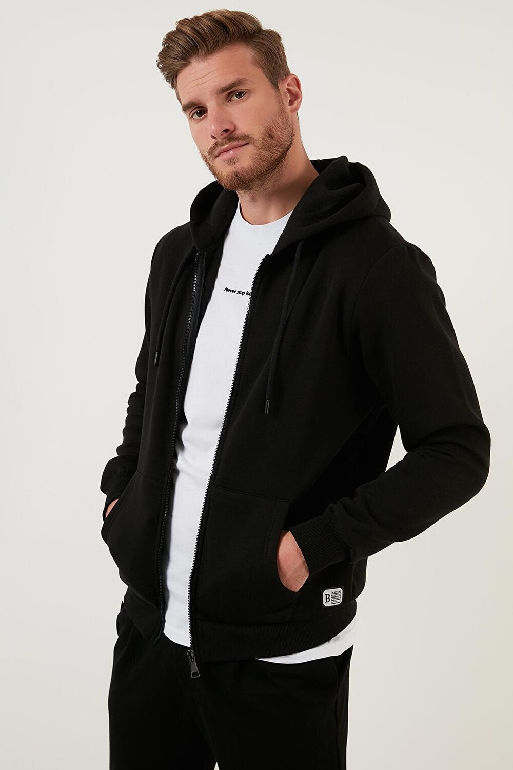 

Зимний свитшот Slim Fit на мягкой подкладке с капюшоном и молнией 5905340 Buratti, черный
