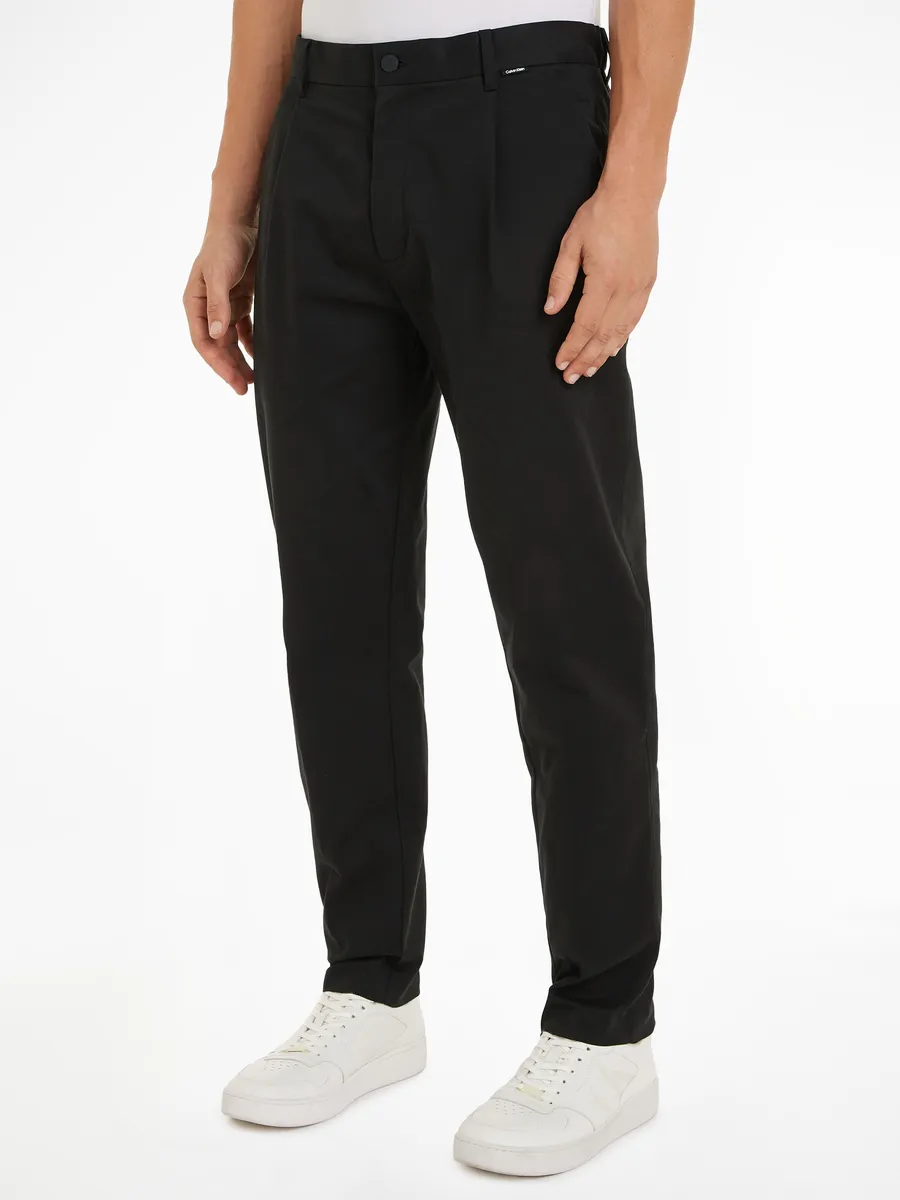 

Брюки со складками Calvin Klein "MODERN TWILL TAPERED PLEAT PANTS" с тисненым логотипом, цвет Ck Black