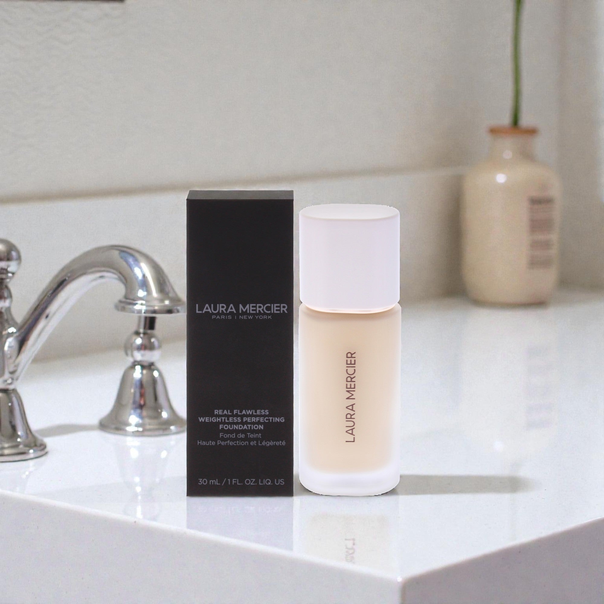 Невесомая тональная основа Real Flawless Weightless Perfecting Foundation - 1W1 Cashmere от Laura Mercier для женщин - 1 унция (30 мл), прозрачный — фото 2