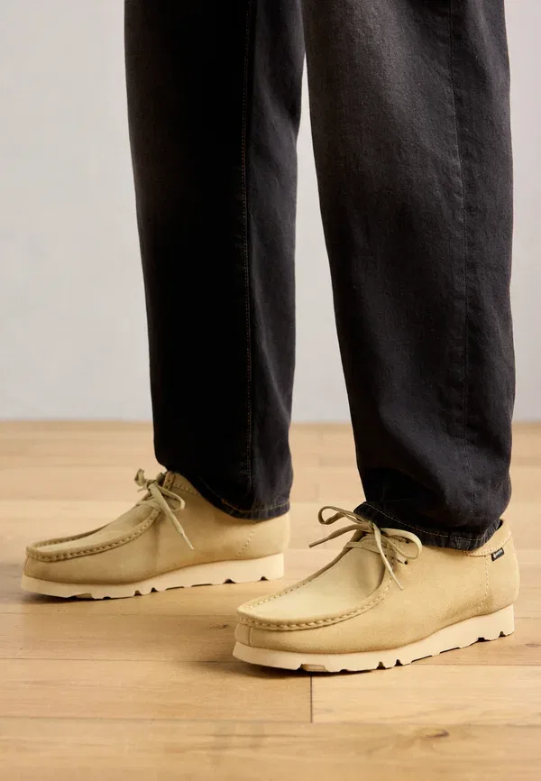 Ботинки повседневные Clarks Originals Wallabeegtx casual lace ups, замша цвета клен — фото 2