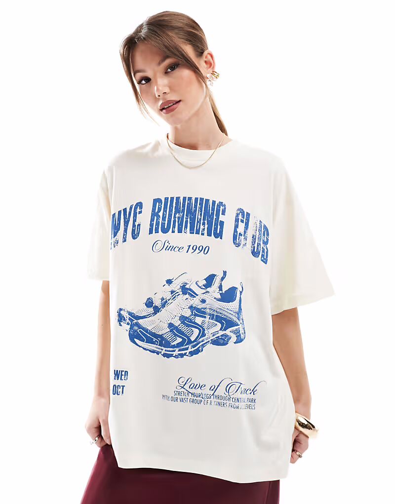 

Футболка свободного кроя ASOS DESIGN кремового цвета с принтом Running Club