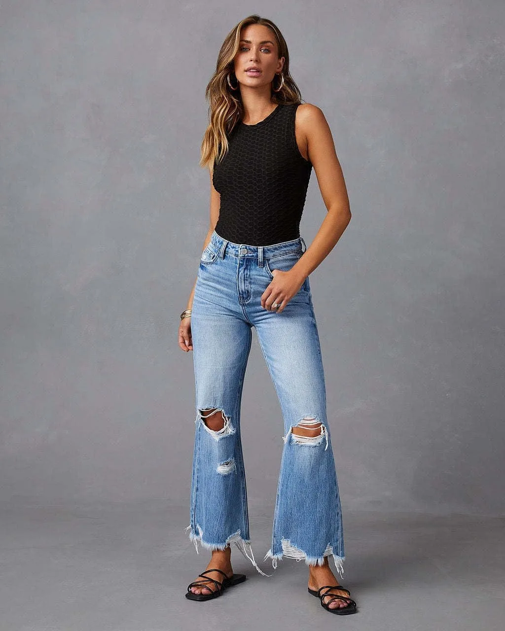 Женские рваные расклешенные джинсы High Waisted с потертым подолом — фото 2