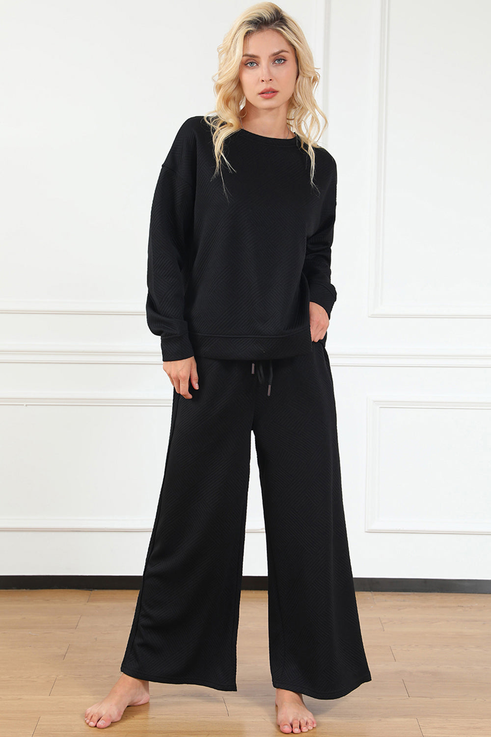 

Комплект из фактурного топа с длинными рукавами и брюк на завязках FASHNZFAB, черный