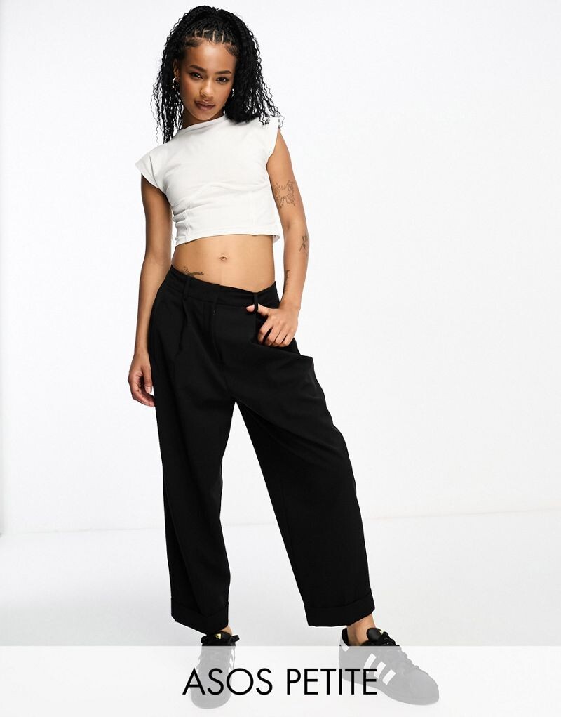 

Черные зауженные брюки с закатанными штанинами ASOS DESIGN Petite