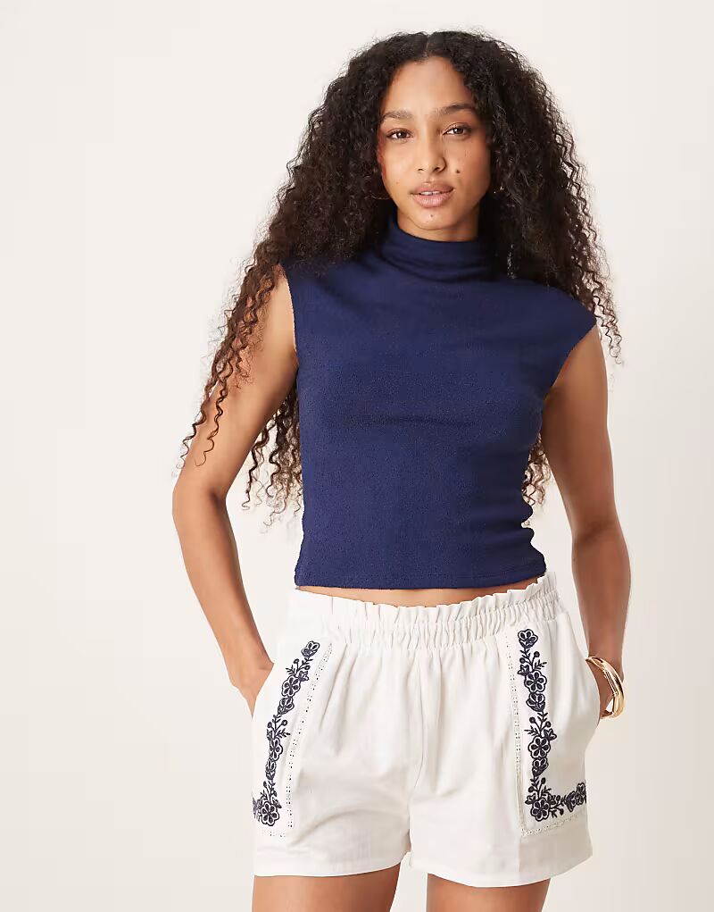 

Майка ASOS DESIGN с текстурированной вязкой и воротником темно-синего цвета
