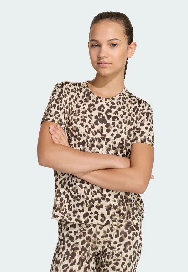 Футболка спортивная Adidas Sportswear Seasonal animal print sport t-shirt, хаки кристальный лен, темно-коричневый