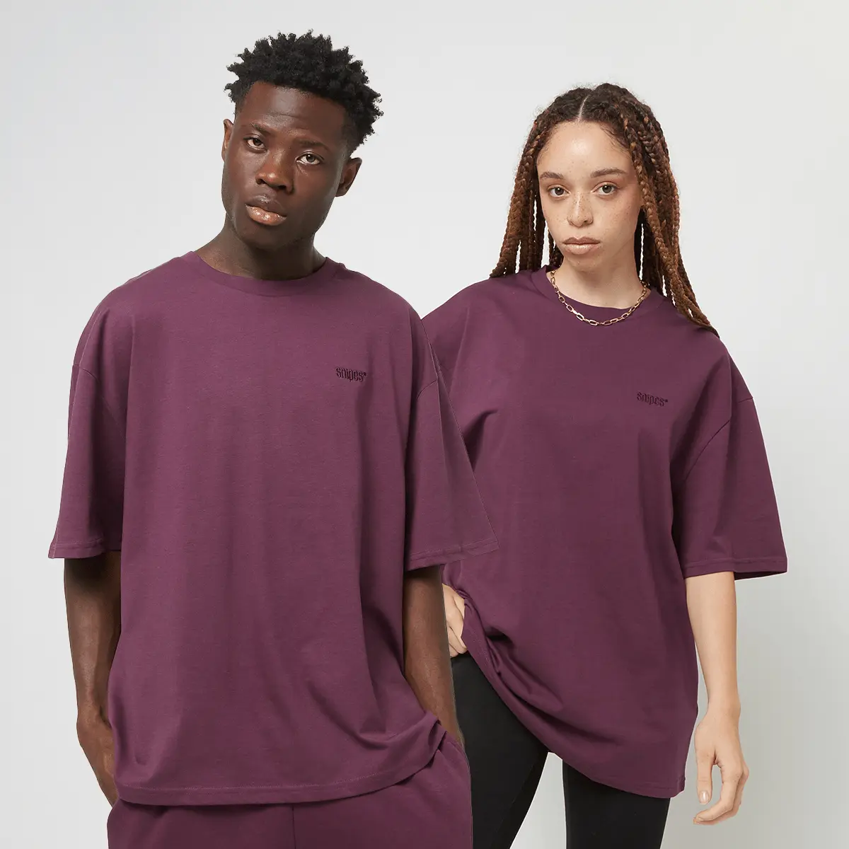 

Футболка SNIPES Small Logo Essential Oversized Tee, фиолетовый