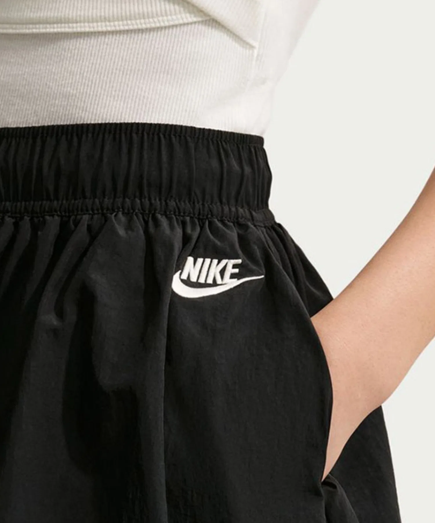Женская мини-юбка Nike Bubble из нейлона чёрная — фото 3