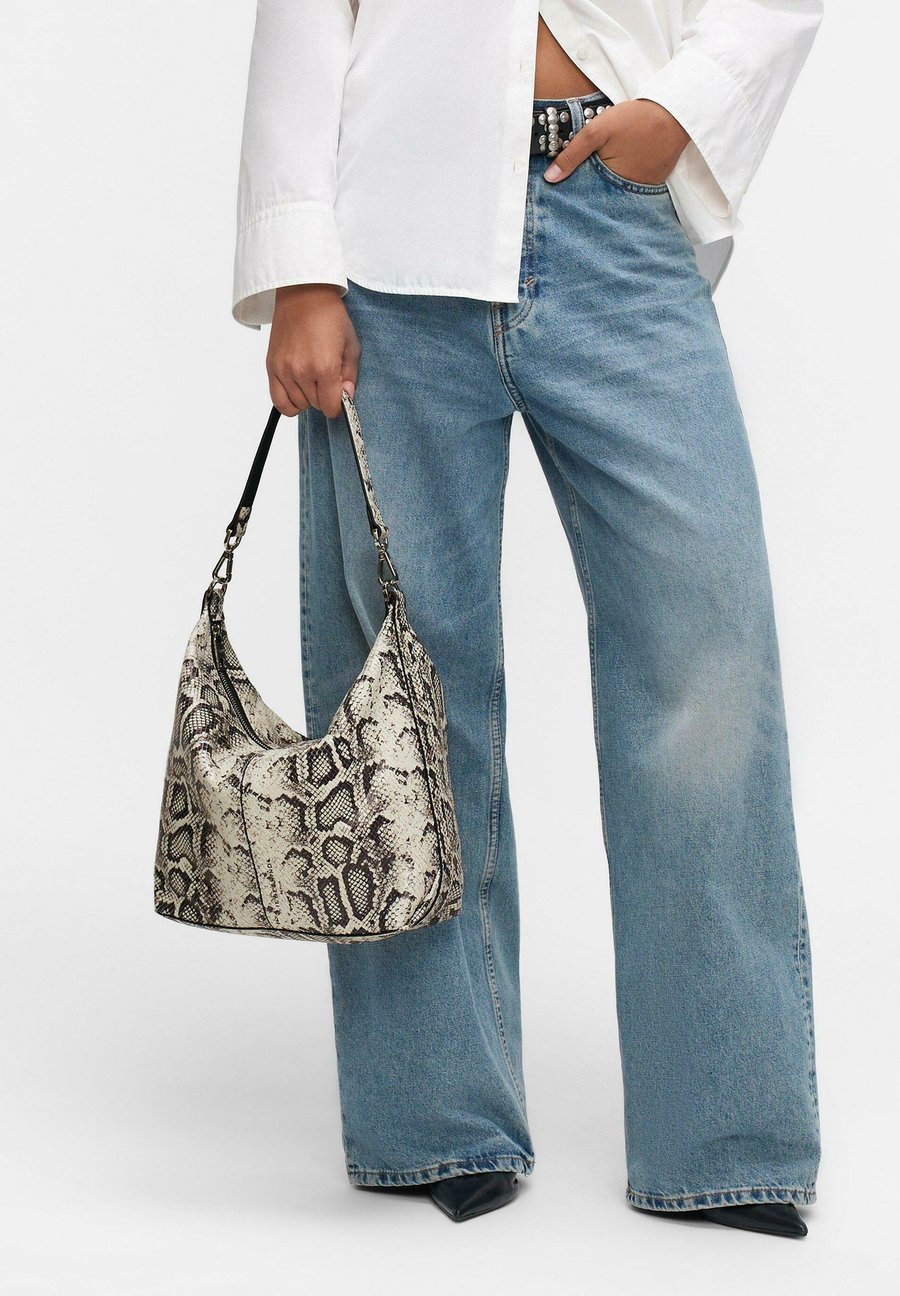 

Сумка Liebeskind Berlin PARIS GERÄUMIGE IN PYTHON-OPTIK, Steingrau/Grey