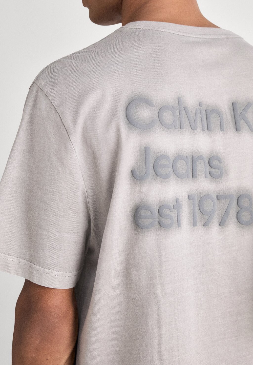 

Футболка с принтом PUFF TEE UNISEX Calvin Klein Jeans, серо-коричневый