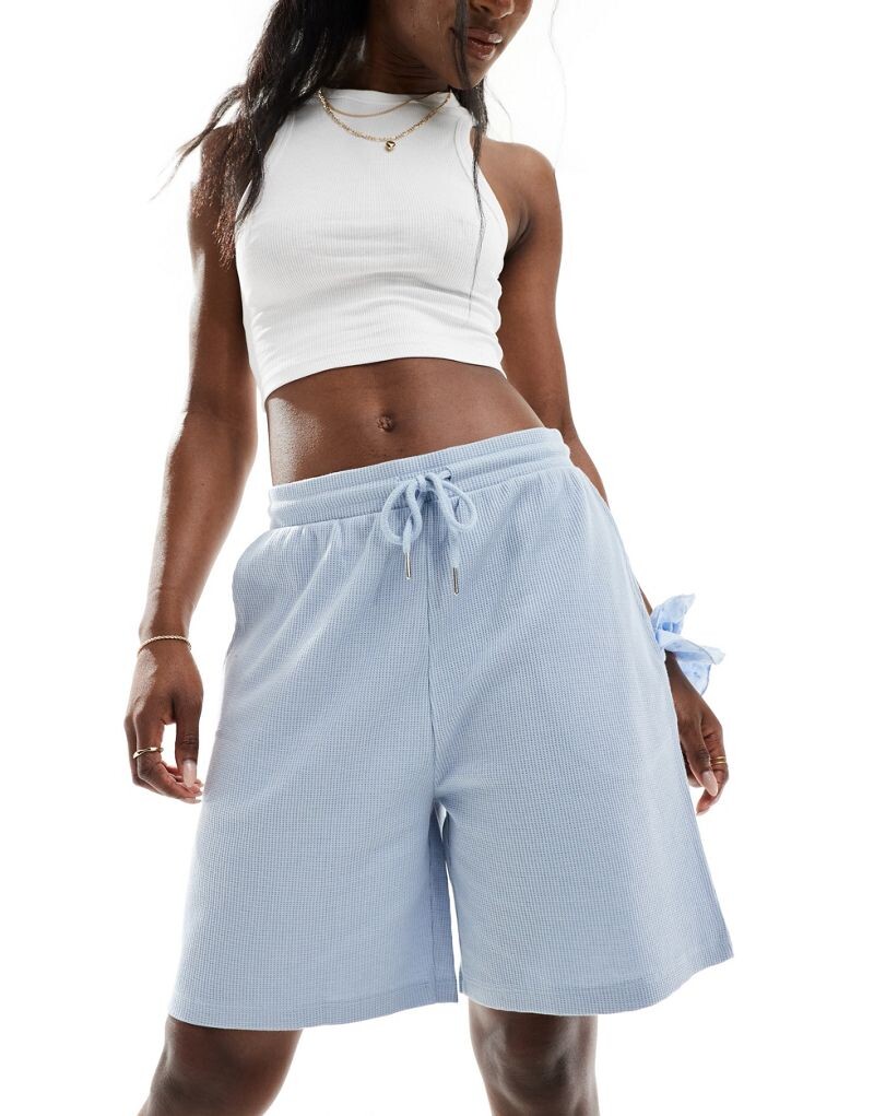 

Синие длинные шорты с сотовой структурой ASOS DESIGN