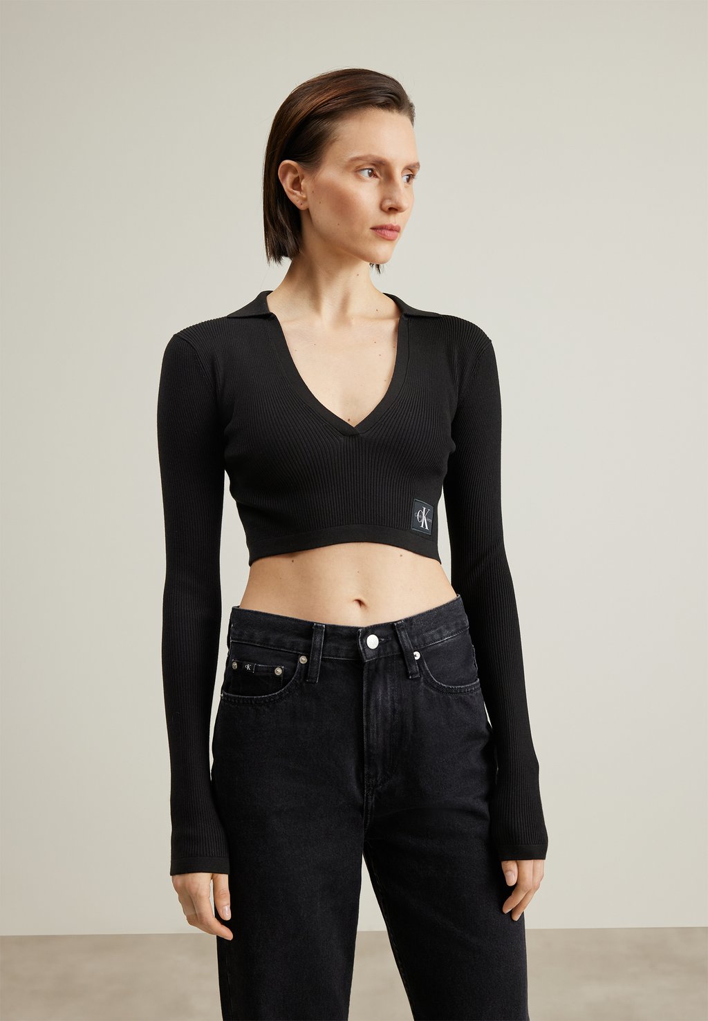 

Футболка с длинными рукавами Label Tight Crop V-Neck Calvin Klein Jeans, черный