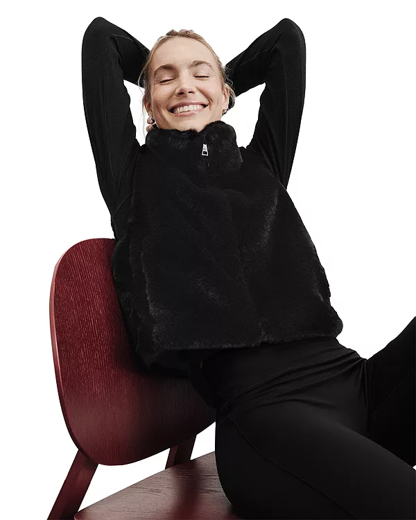 

В списке жилет из искусственного меха Beyond Yoga, черный