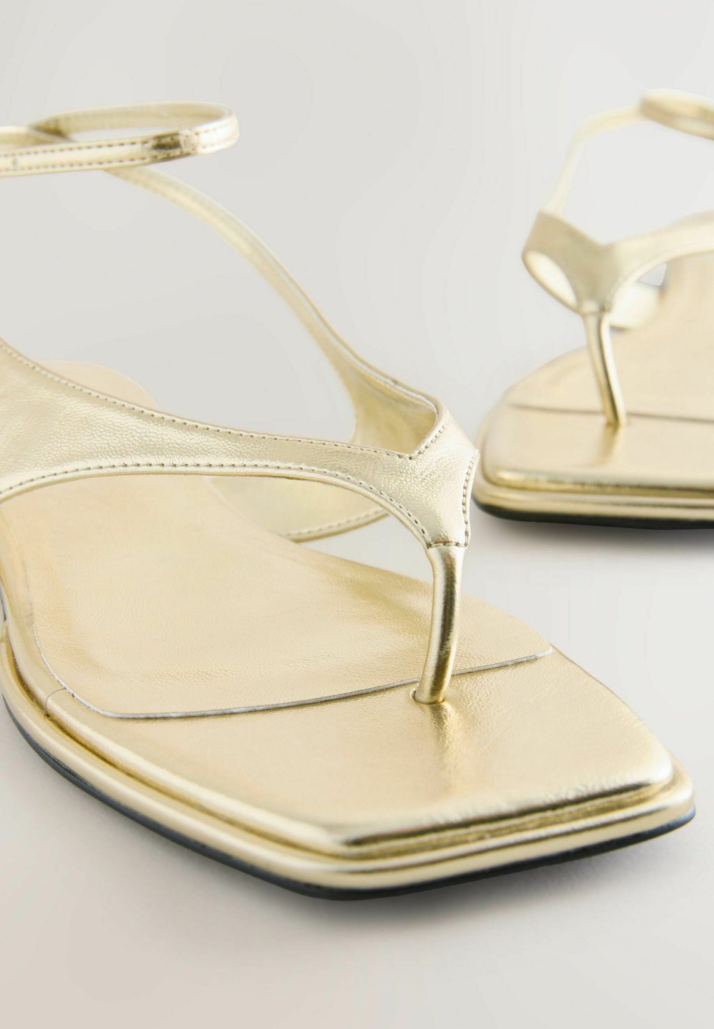 Сандалии с Т-образной застежкой REGULAR FIT-FOREVER COMFORT STRAPPY ANKLE TOE THONG - Pool slides Next, золотой — фото 3