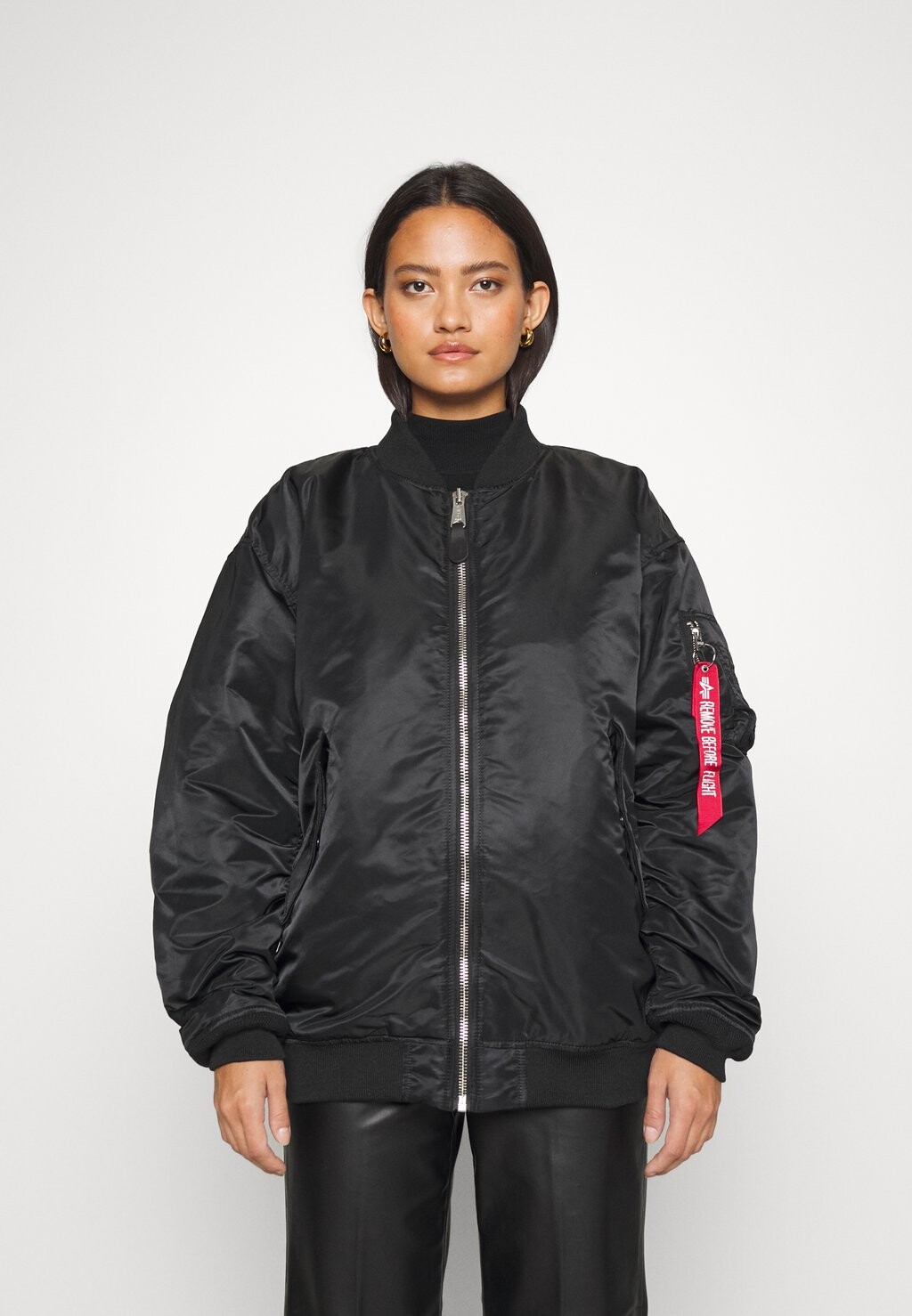 

Бомбер Alpha Industries, черный