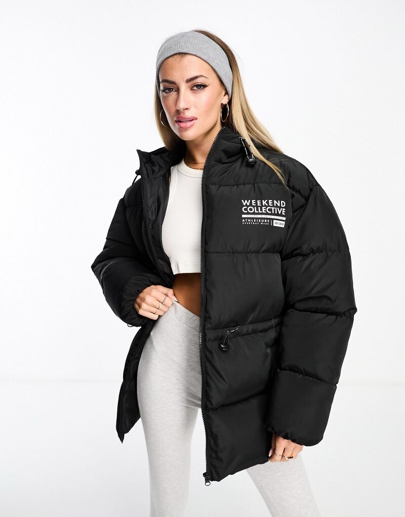 

Черное пуховое пальто с логотипом и поясом ASOS Weekend Collective