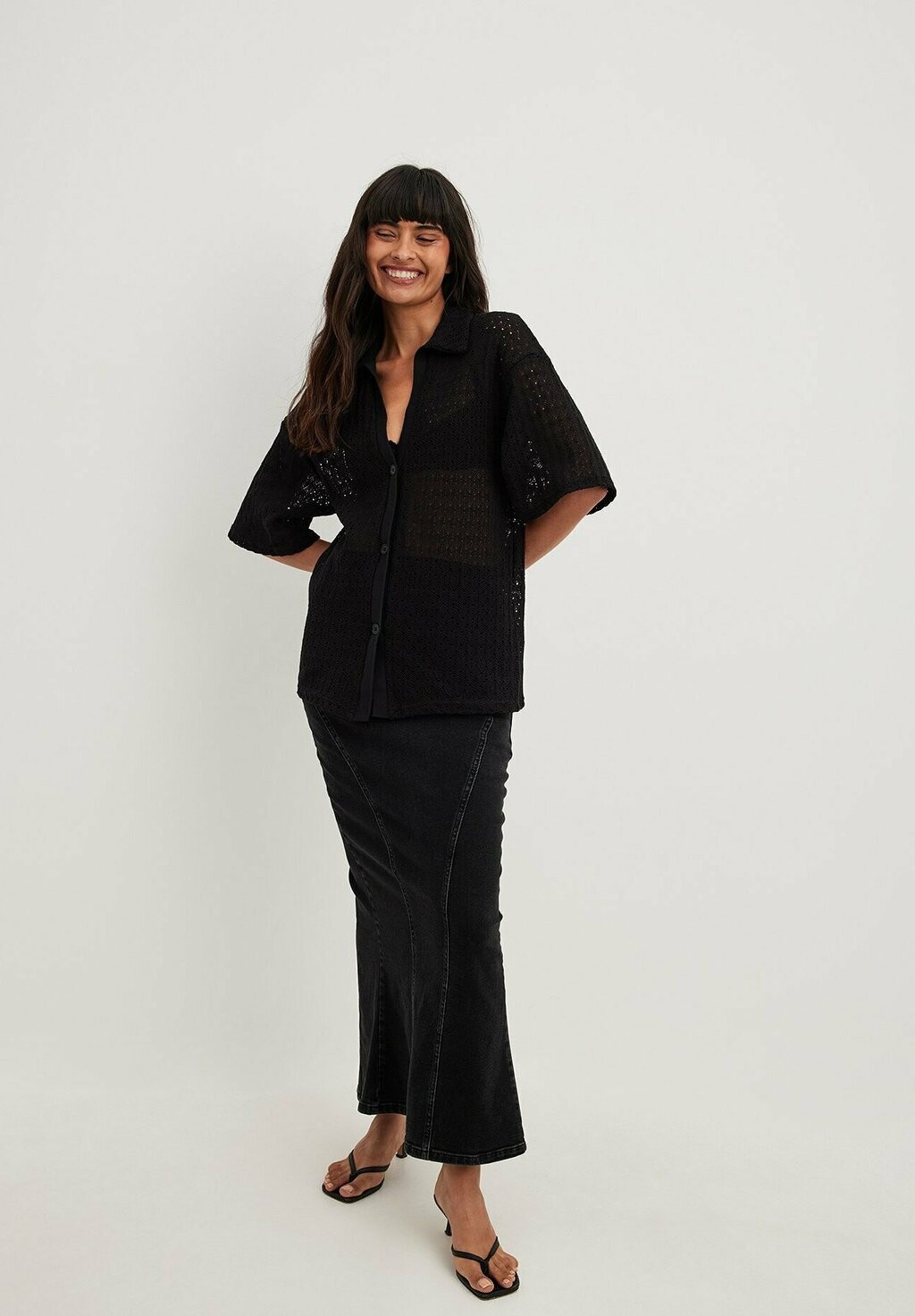 

Рубашка NA-KD DIESES HAT EINEN OVERSIZE-SCHNITT AND EIN ES HAT EINEN KLASSISCHEN KRAGEN KURZE ÄRMEL UND EINEN KNOPFVERSCHLUSS AUF DER VORDERSEITE, черный