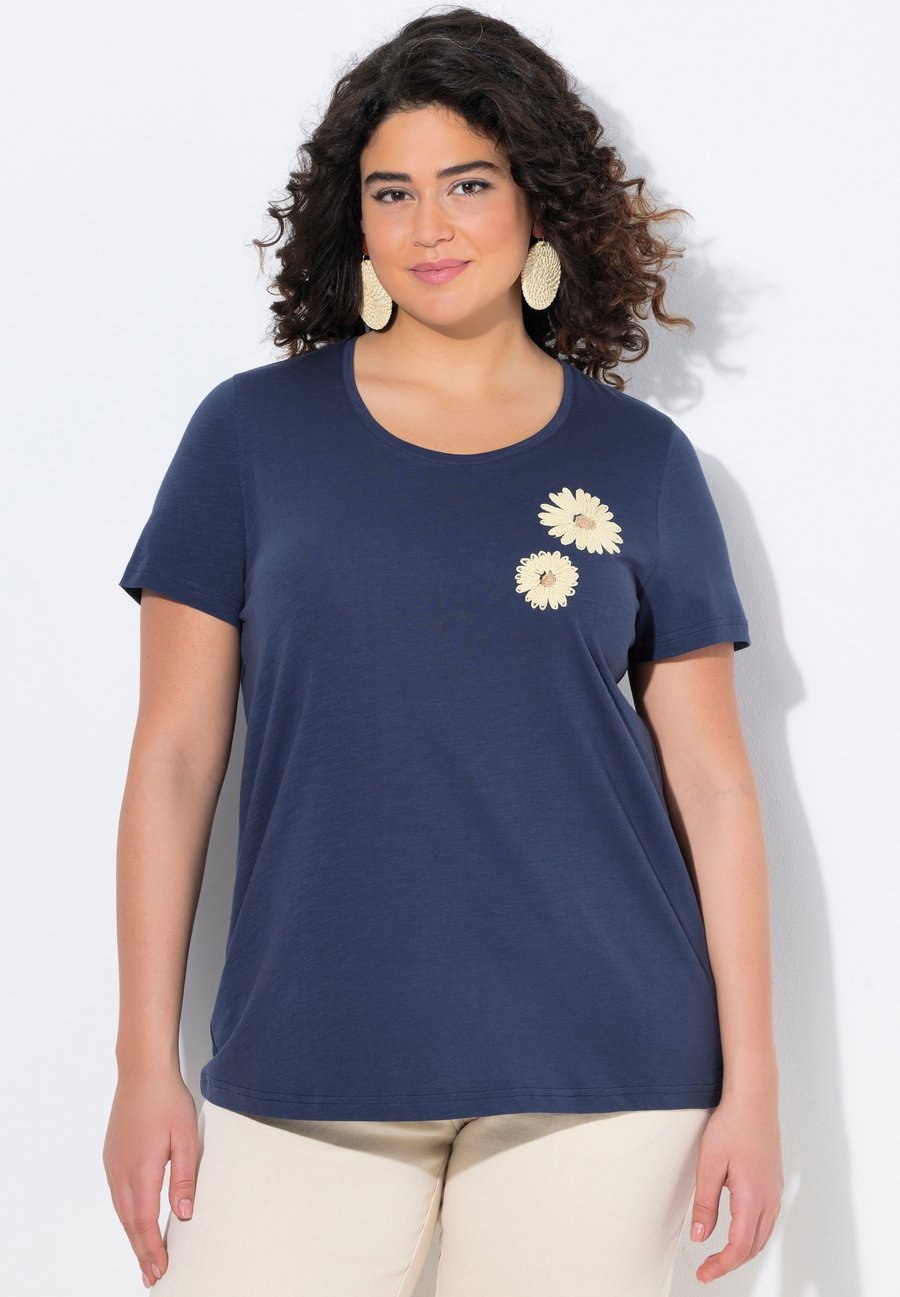 

Футболка Ulla Popken SUNFLOWER EMBROIDERED SHORT SLEEVE , Marine/Dark Blue, Красный, Футболка Ulla Popken SUNFLOWER EMBROIDERED SHORT SLEEVE , Marine/Dark Blue