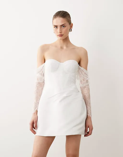 

Белое платье мини с кружевными рукавами и приспущенными плечами Six Stories Bridal