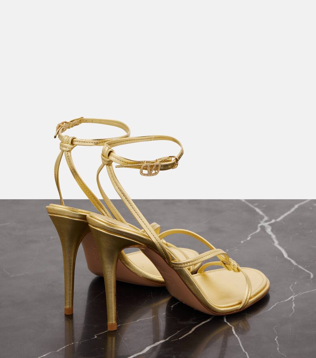 Сандалии Eveninglam из металлизированной кожи Valentino Garavani, цвет gold/crystal — фото 2
