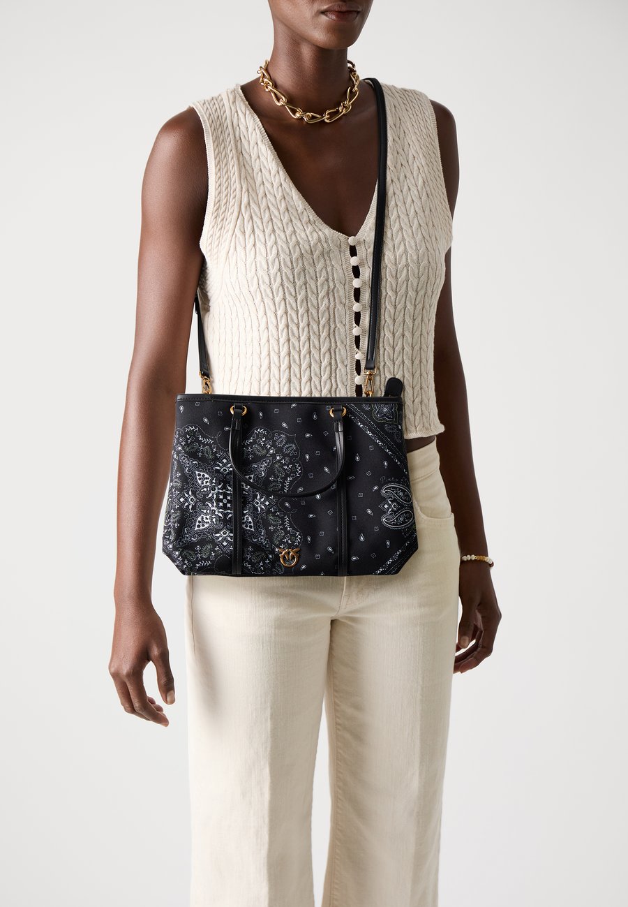 

Сумка-шоппер Pinko CLASSIC RICICLATO STAMPA BANDANA, Black/Antique Gold-Coloured/Black