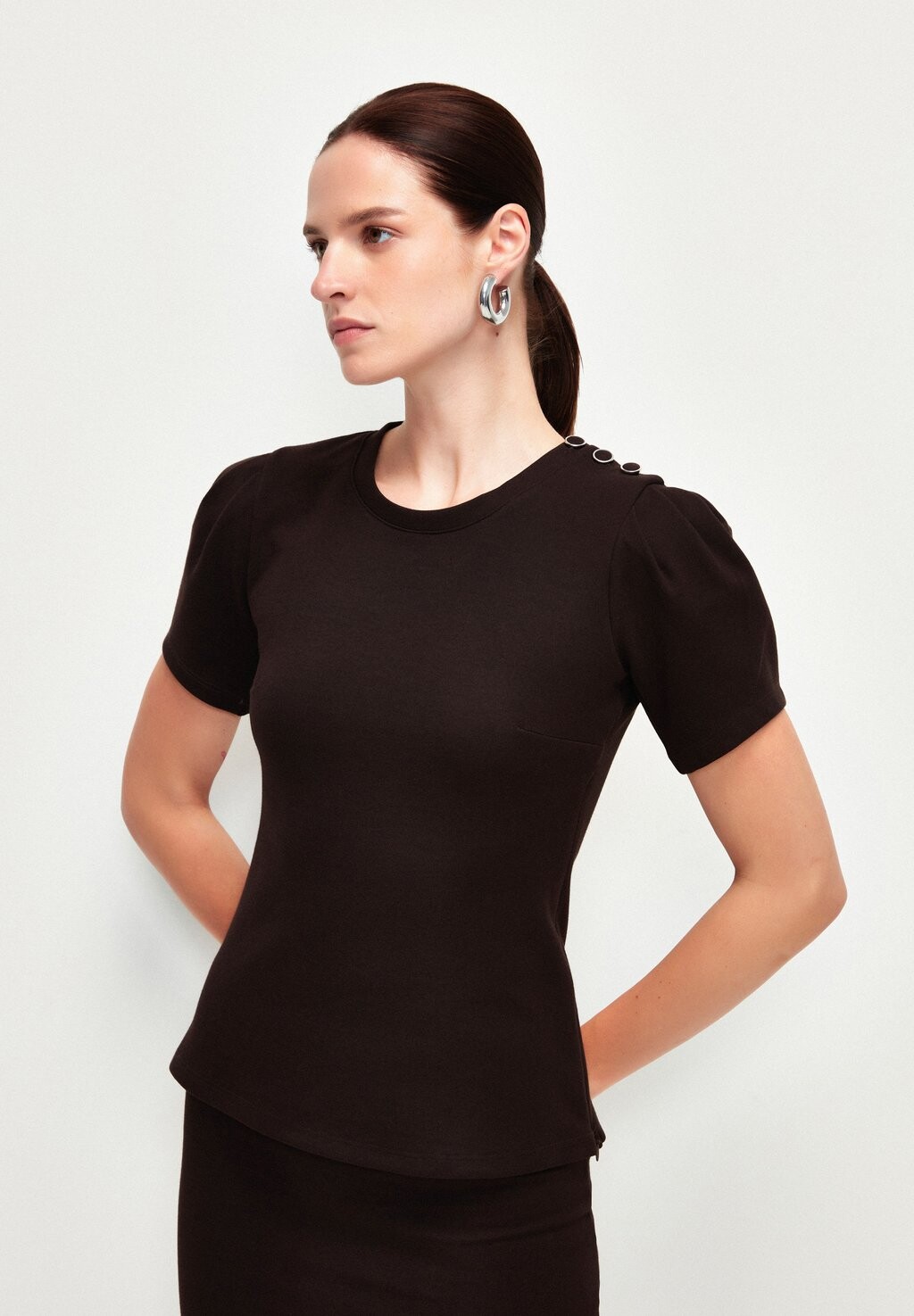 

Базовая футболка BUTTONED SHOULDER adL, цвет brown