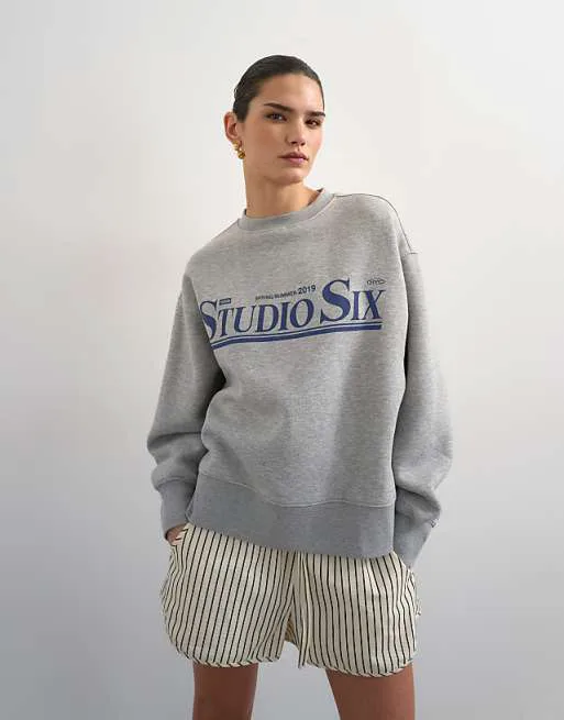 

Свободная толстовка с графическим рисунком Topshop Studio 6