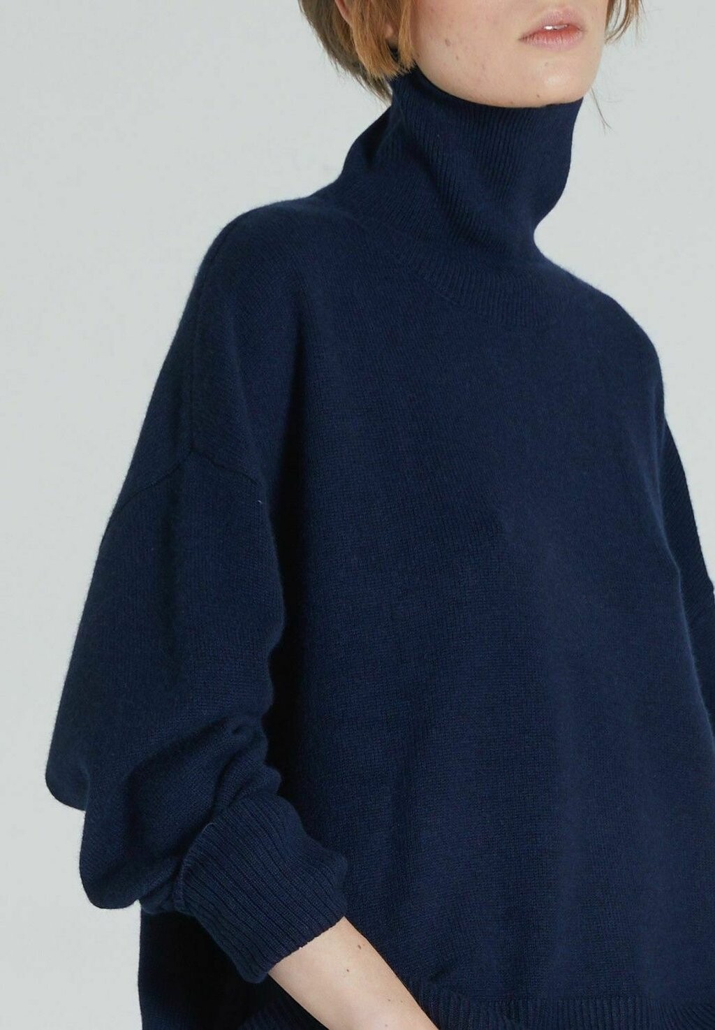 

Джемпер TURTLENECK I AM YOUR SISTER, темно-синий