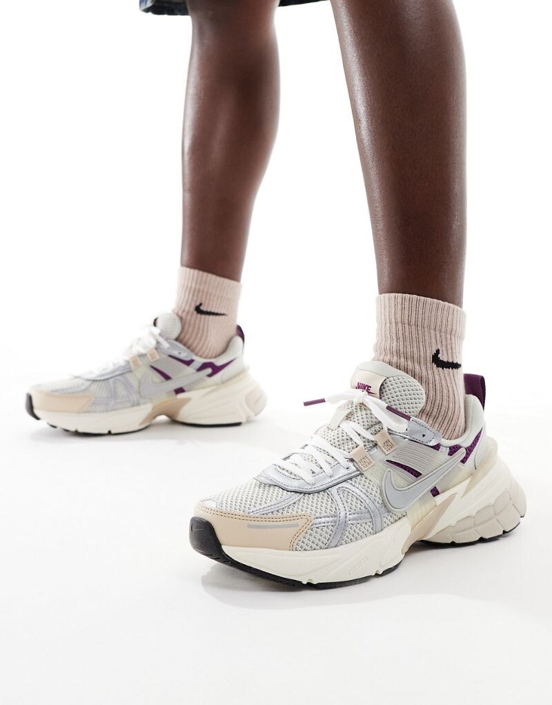 

Бежево-серебристые кроссовки Nike V2K Run, Бежевый, Бежево-серебристые кроссовки Nike V2K Run