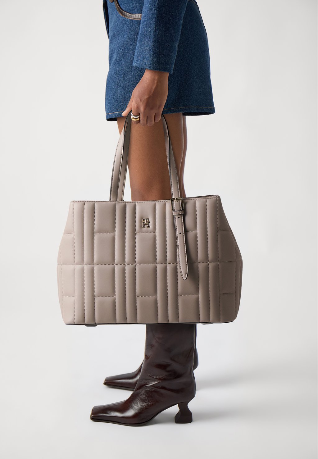 

Сумка FEMININE TOTE Tommy Hilfiger, серо-коричневый