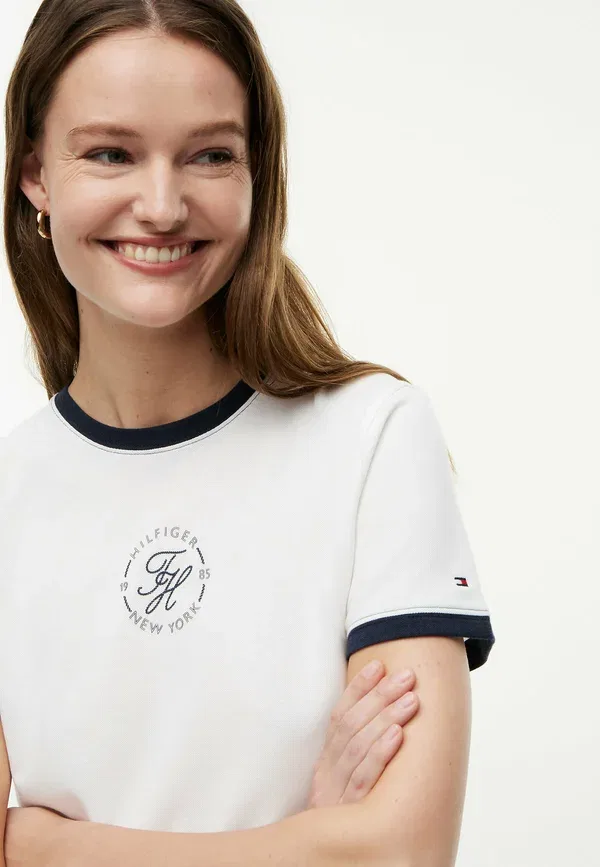Футболка с принтом и вышивкой логотипа Tommy Hilfiger, цвет экрю — фото 4