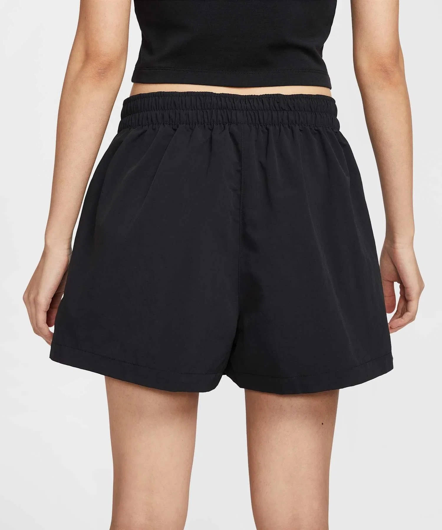 Женская юбка-скорт Nike Sportswear Essential из нейлона чёрная — фото 3