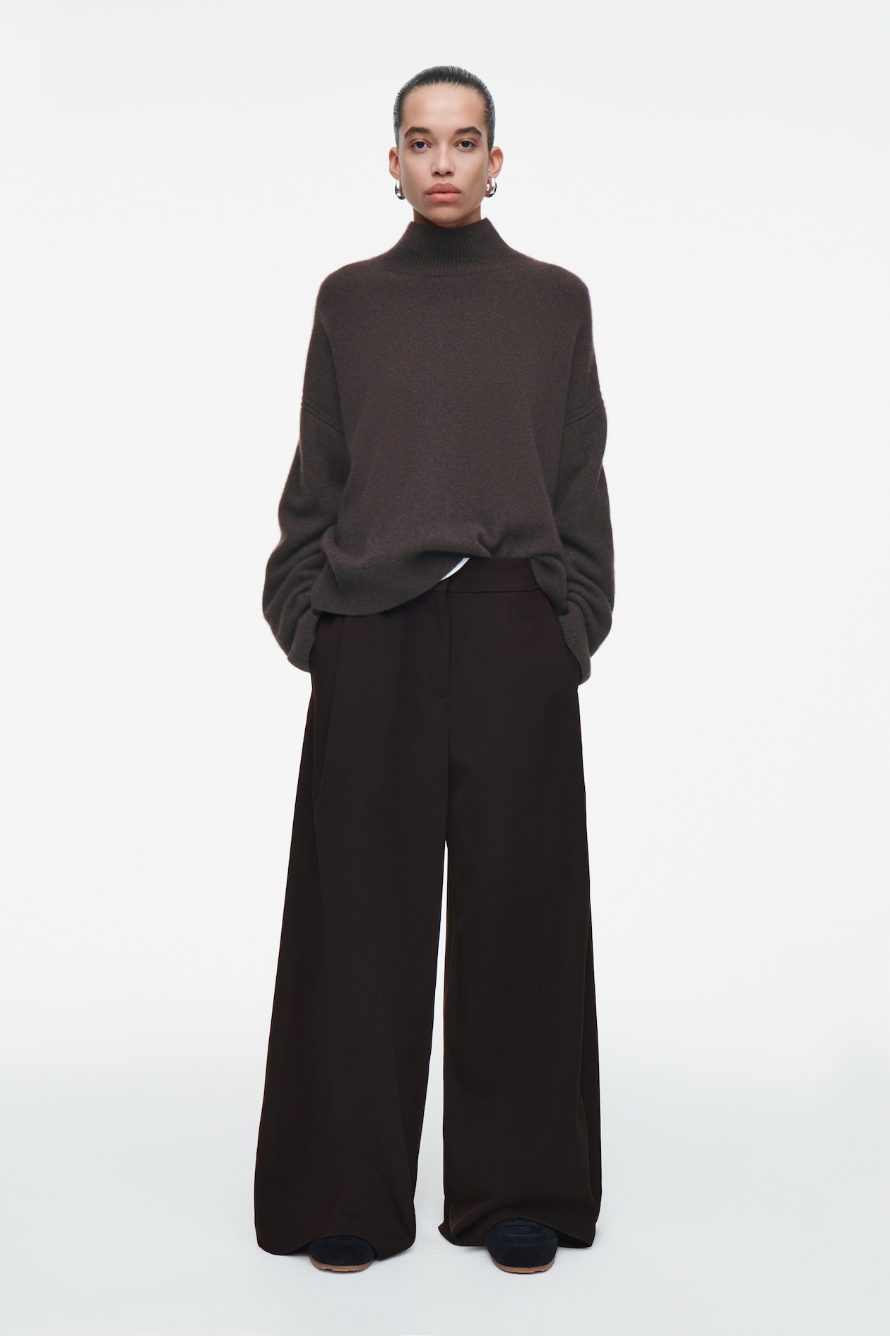 

Широкие брюки из смесовой шерсти-relaxed fit COS, темно-коричневый