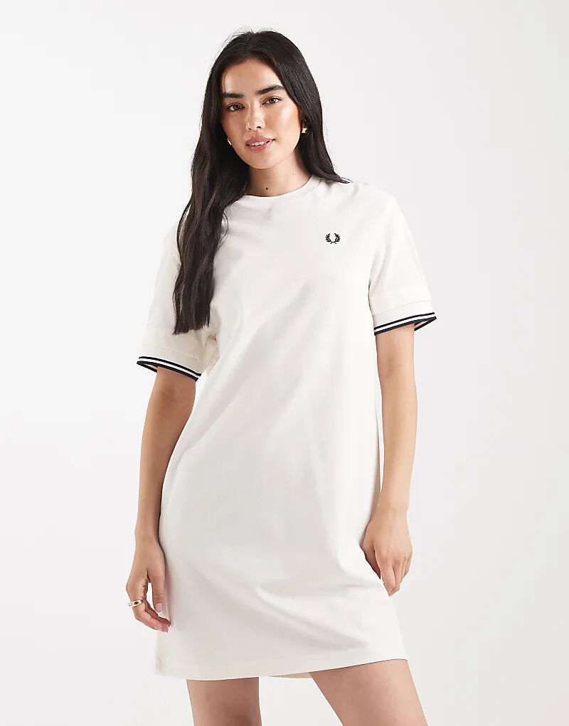 

Платье-футболка Fred Perry с пике-набором в светло-бежевом цвете