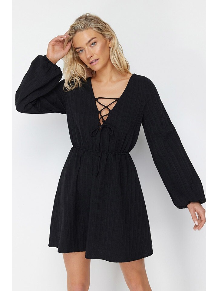

Короткое платье trendyol, черный