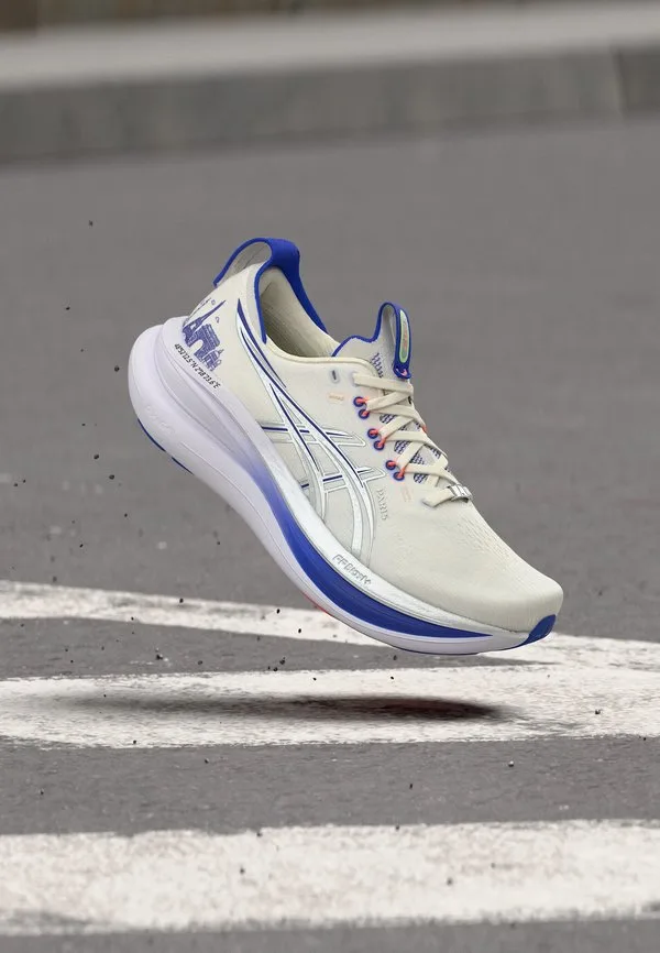 Кроссовки для бега по шоссе gel nimbus 28 paris marathon edition, кремовый/серебристый цвет Asics, Cream/Pure Silver-Coloured
