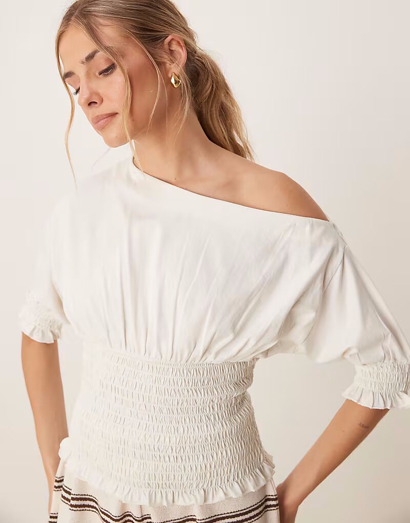 

Топ с открытыми плечами и сборками ASOS DESIGN кремового цвета