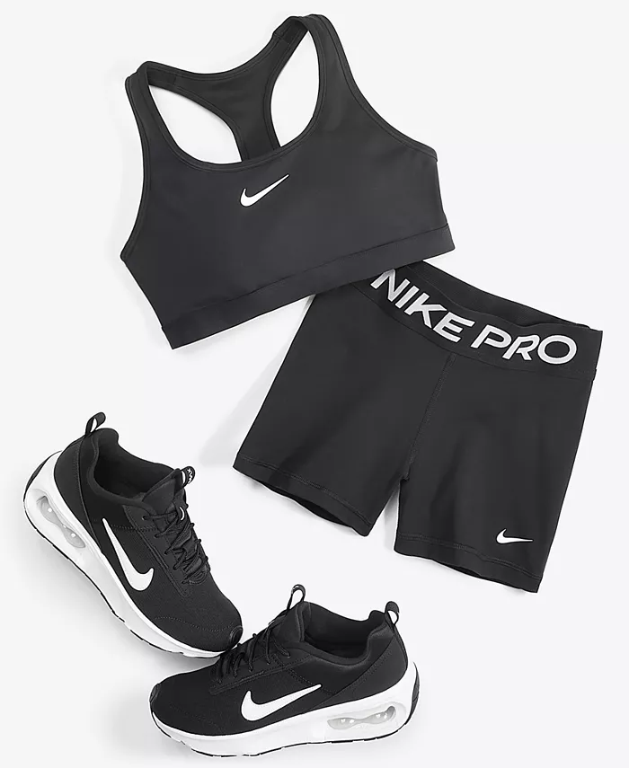 Женский спортивный бра с подкладкой Swoosh средней поддержки, шорты 3" и повседневные кроссовки Air Max INTRLK Lite от Finish Line Nike, черный — фото 3