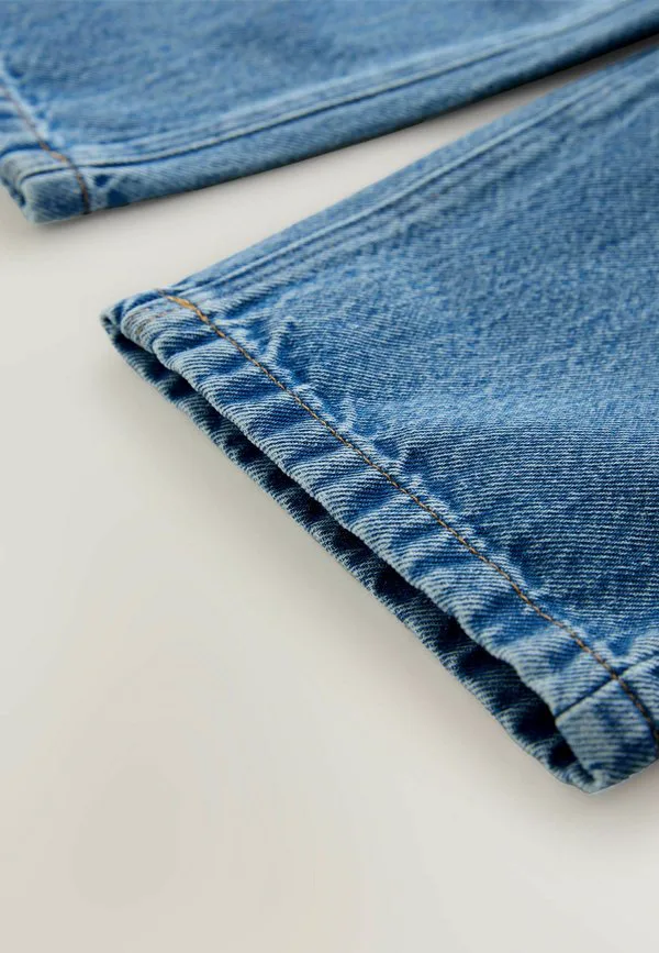 Наденьте джинсы свободного кроя Next, Mid Blue Denim — фото 3