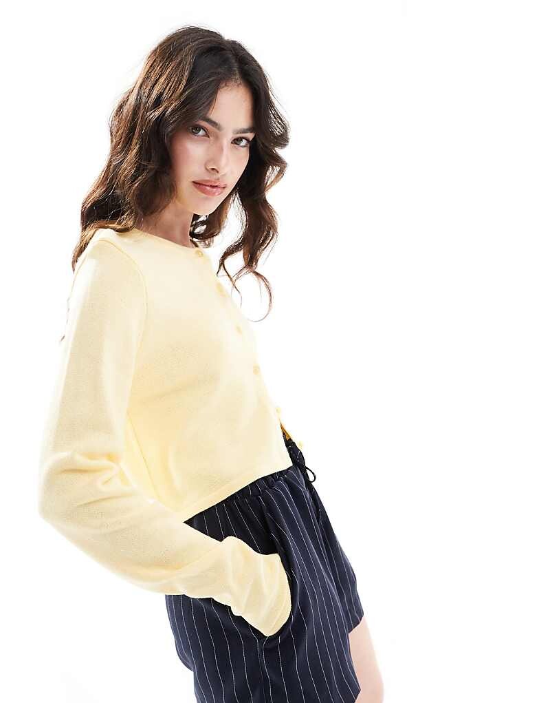 

Короткий вязаный кардиган молочного цвета с круглым вырезом ASOS DESIGN