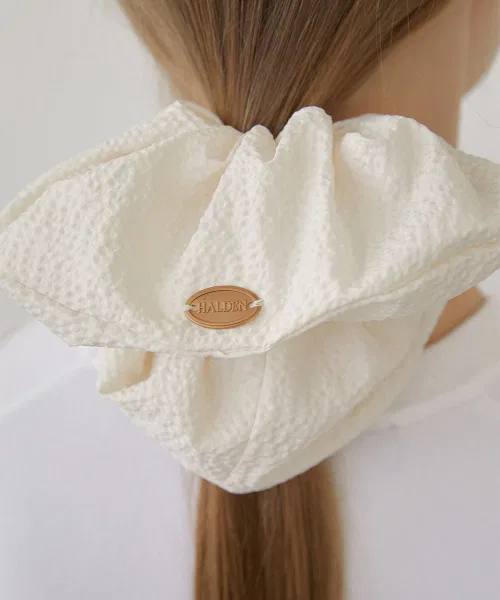 Резинка для волос HALDEN new logo pendant big seersucker scrunchie, полиэстер, айвори — фото 2