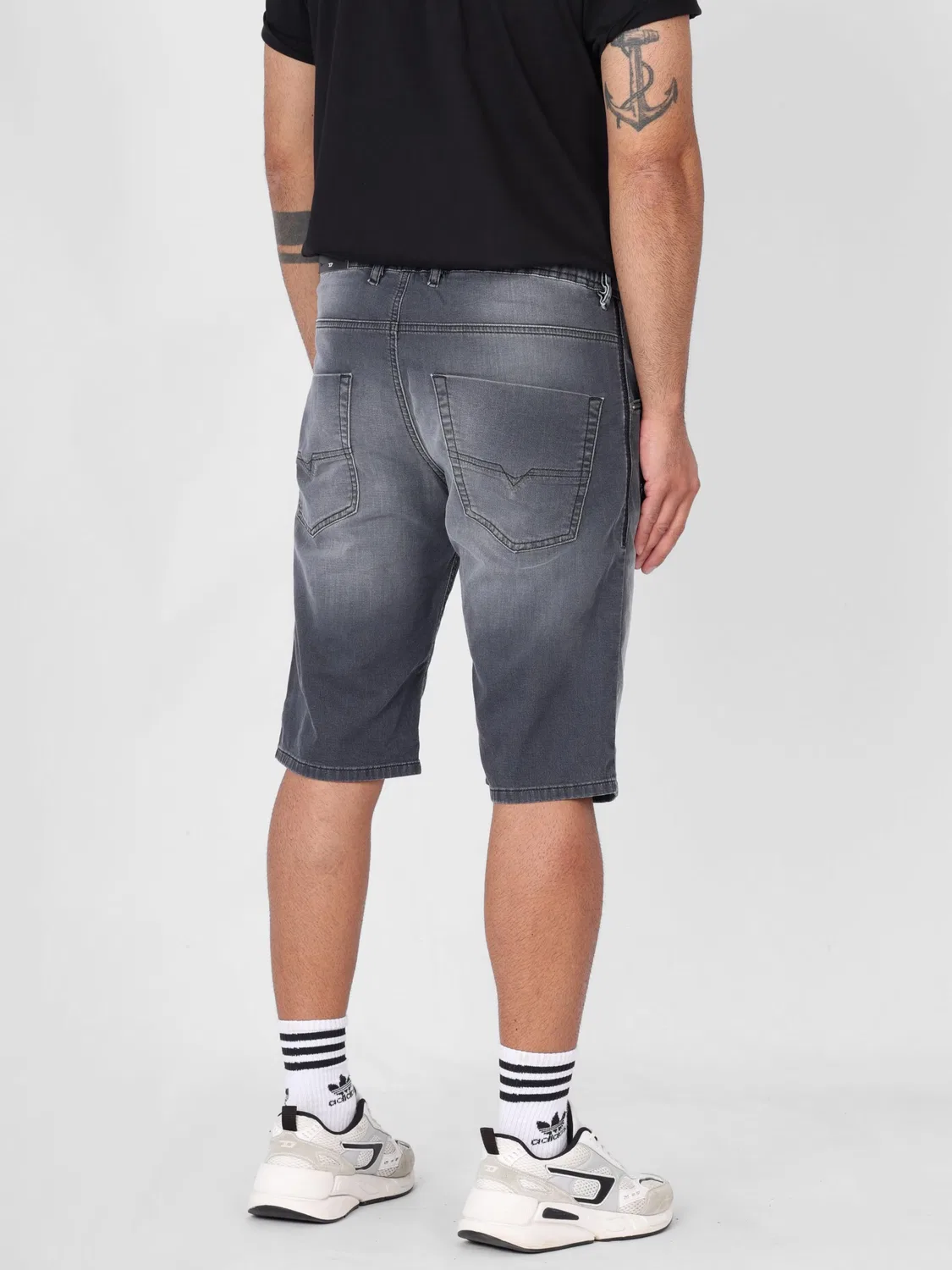 Джинсы Diesel Regular Jeans D-Krooley-Short Light & Superstretch JoggJeans серого цвета — фото 3