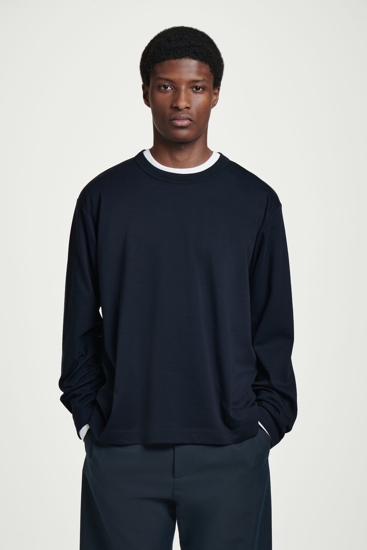 

Трикотажная футболка с длинным рукавом – relaxed fit COS, темно-синий