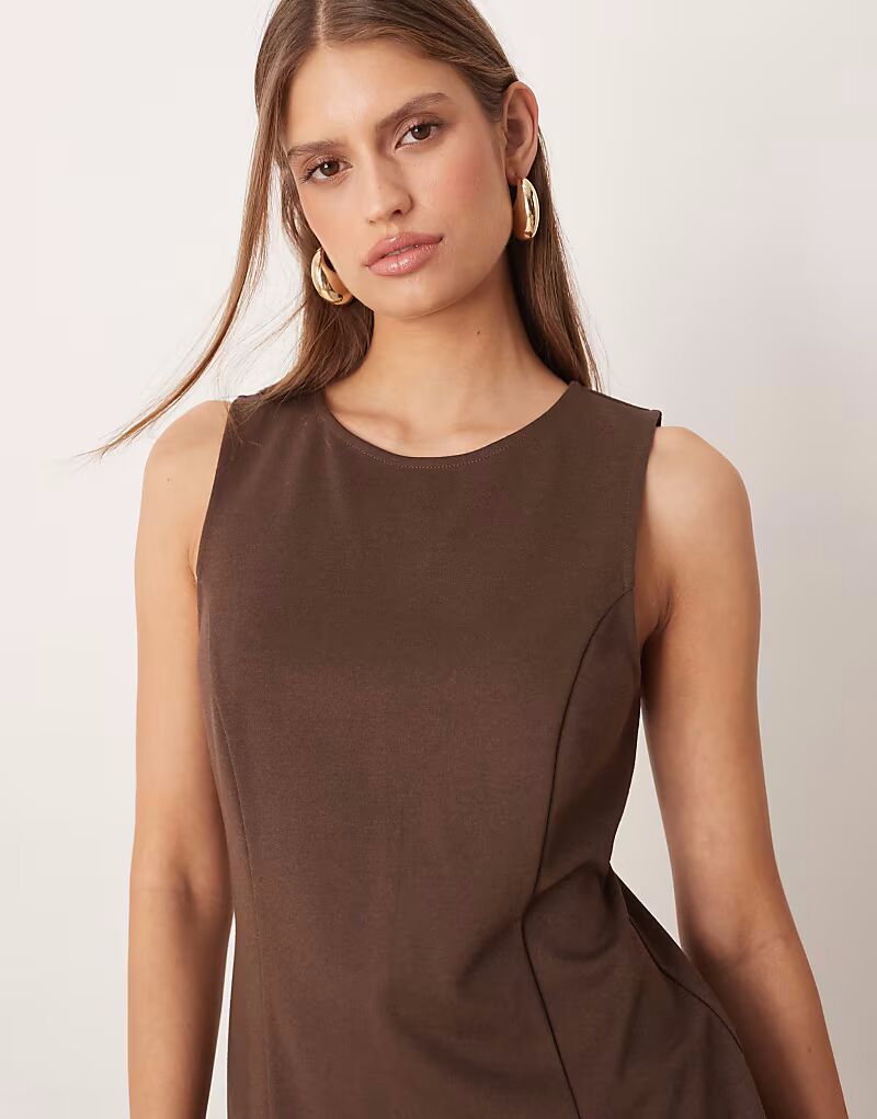 

Строгий топ без рукавов Misuri коричневого цвета Mango